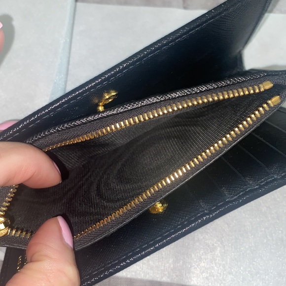 PRADA! Beautiful small wallet in pristine condition! - Picture 5 of 9